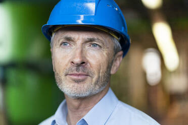 Male engineer with hardhat looking away - MOEF03792