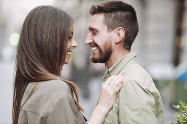 Mann lächelt beim Anblick seiner Freundin - LJF02254