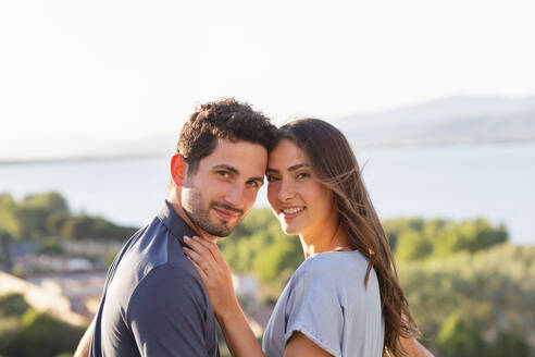 Lächelndes Paar genießt den gemeinsamen Sommerurlaub - EIF01739