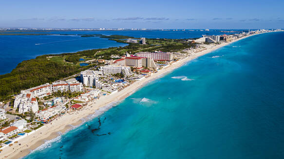 Mexiko, Quintana Roo, Cancun, Luftaufnahme der Küstenstadt umgeben vom blauen Wasser des Karibischen Meeres - RUNF04627