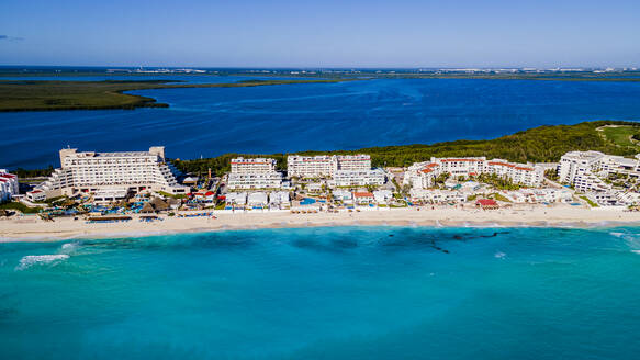 Mexiko, Quintana Roo, Cancun, Luftaufnahme der Küstenstadt umgeben vom blauen Wasser des Karibischen Meeres - RUNF04629