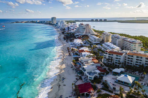 Mexiko, Quintana Roo, Cancun, Luftaufnahme der Küstenstadt umgeben vom blauen Wasser des Karibischen Meeres - RUNF04630