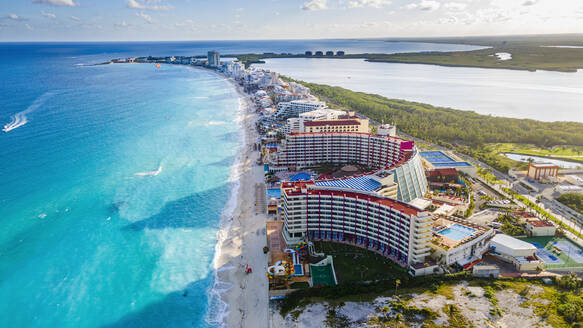 Mexiko, Quintana Roo, Cancun, Luftaufnahme der Küstenstadt umgeben vom blauen Wasser des Karibischen Meeres - RUNF04633