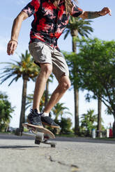Mann beim Skateboarden auf der Straße an einem sonnigen Tag - PGF00675