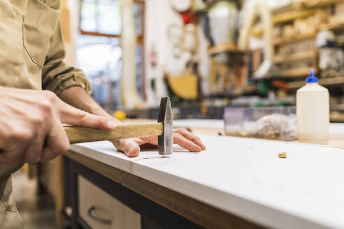 Reifer männlicher Tischler bei der Arbeit in der Werkstatt - MEUF03560