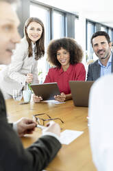 Lächelndes professionelles Team bei einem Treffen im Büro - PESF03001