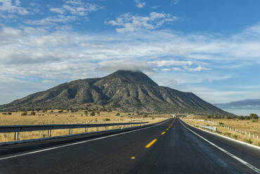 Leere Straße in Richtung des Vulkans El Pizarro, Puebla, Mexiko - RUNF04636