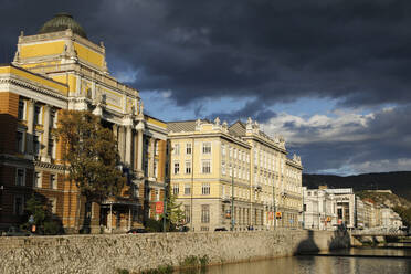 Ufer des Flusses Miljacka, Sarajevo, Bosnien und Herzegowina, Europa - RHPLF20384