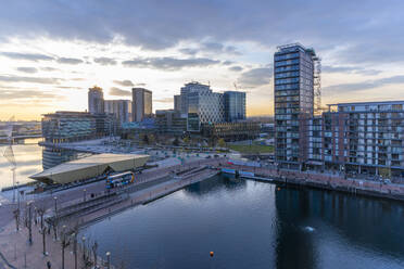 Blick auf MediaCity UK bei Sonnenuntergang, Salford Quays, Manchester, England, Vereinigtes Königreich, Europa - RHPLF20394
