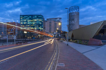Blick auf das Lowry Theatre in MediaCity UK in der Abenddämmerung, Salford Quays, Manchester, England, Vereinigtes Königreich, Europa - RHPLF20396