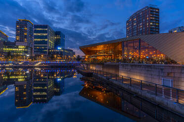 Blick auf MediaCity UK und Restaurant in der Abenddämmerung, Salford Quays, Manchester, England, Vereinigtes Königreich, Europa - RHPLF20397