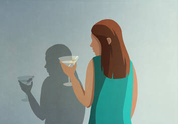 Schatten einer Frau mit Martini an der Wand - FSIF05764