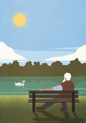 Älterer Mann entspannt sich auf einer sonnigen Parkbank und beobachtet einen Schwan auf einem Teich - FSIF05782