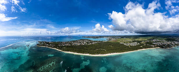 Blick auf die Landschaft am türkisfarbenen Meer bei Trou Aux Biches, Mauritius, Afrika - AMF09216