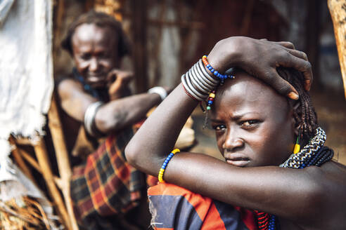 Junge und alte Frauen vom Stamm der Dassanech in einem Dorf, Omo-Tal, Äthiopien - ADSF27317