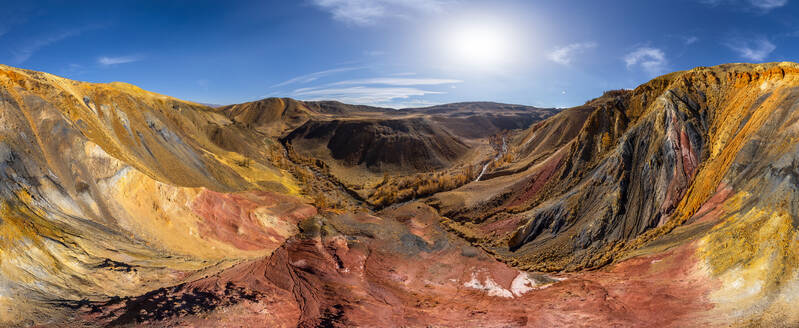 Luftaufnahme der bunten Berge von Kyzyl-Chin (Mars), Altai, Russland. - AAEF09332