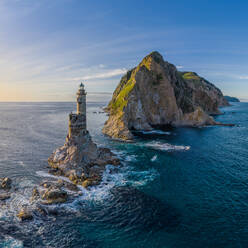 Luftaufnahme des Aniva-Leuchtturms, Insel Sachalin, Russland. - AAEF09434