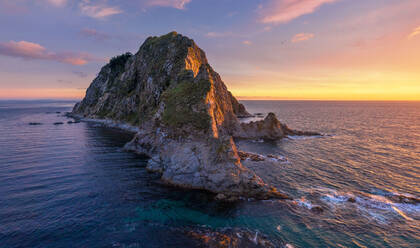 Luftaufnahme des Aniva-Leuchtturms, Insel Sachalin, Russland. - AAEF09484