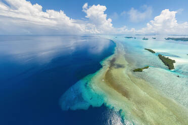 Luftaufnahme von Blue Holes, Palau - AAEF09488