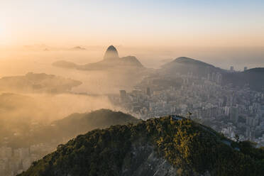 Luftaufnahme von Mirante Dona Marta, niedrige Wolken bedecken Botafogo und Zuckerhut bei Sonnenaufgang in Rio De Janeiro, Brasilien - AAEF09534