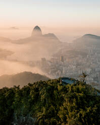 Luftaufnahme von Mirante Dona Marta, niedrige Wolken bedecken Botafogo und Zuckerhut bei Sonnenaufgang in Rio De Janeiro, Brasilien - AAEF09535