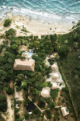 Luftaufnahme der luxuriösen Palm Cabanas und des tropischen Inselresorts am Karibischen Meer, Kolumbien - AAEF09539