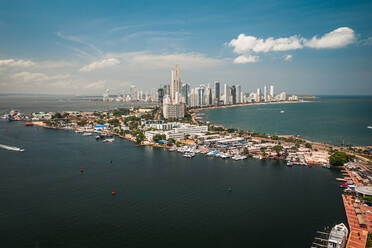 Luftaufnahme von Bocagrande Stadt Skyline und Boote verankert entlang der Cartagena Bay Coastline, Cartagena, Kolumbien - AAEF09547