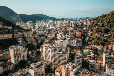 Luftaufnahme von dicht gepackten farbigen Häusern in der Tabajaras Favela und Botafogo Skyline in Rio de Janeiro, Brasilien - AAEF09558