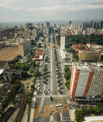 Luftaufnahme der berühmten Presidente Vargas Avenue, des Hauptbahnhofs und der Guanabara-Bucht in Rio De Janeiro, Brasilien - AAEF09560