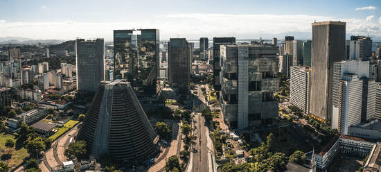 Aerial Panoramablick auf Metropolitan Cathedral und Corporate Office-Gebäude in Central Business District, Downtown Rio de Janeiro, Brasilien - AAEF09561