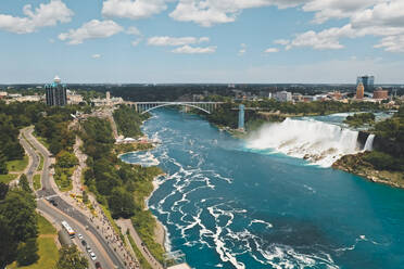 Luftaufnahme der Niagarafälle mit Brücke über den Fluss, Vereinigte Staaten von Amerika. - AAEF09563