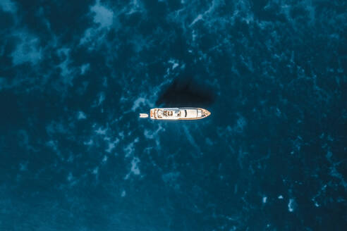 Luftaufnahme einer Jacht im blauen Meer in Saint Tropez, Frankreich. - AAEF09565