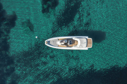 Luftaufnahme einer Jacht im blauen Meer in Saint Tropez, Frankreich. - AAEF09566