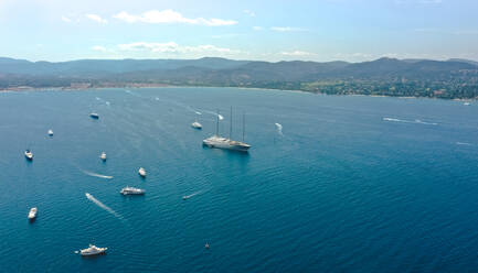 Luftaufnahme einer Segelyacht in der Bucht von Saint Tropez, Frankreich. - AAEF09568