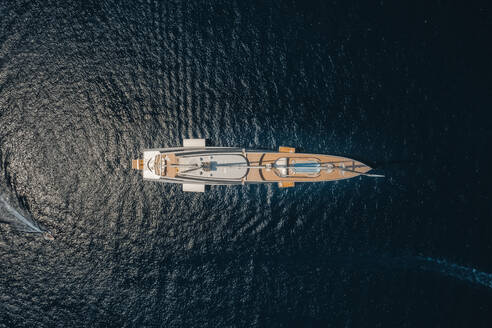 Luftaufnahme einer Jacht im blauen Meer, Saint Tropez, Frankreich. - AAEF09570