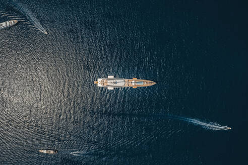 Luftaufnahme einer Jacht im blauen Meer, Saint Tropez, Frankreich. - AAEF09571