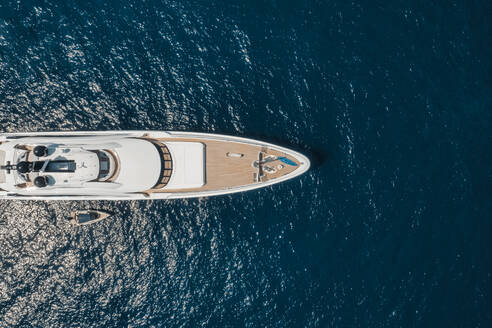Luftaufnahme einer Jacht im blauen Meer, Saint Tropez, Frankreich. - AAEF09572