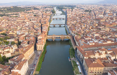 Luftaufnahme der Ponte Vecchio über dem Fluss Arno, Florenz, Italien. - AAEF09591