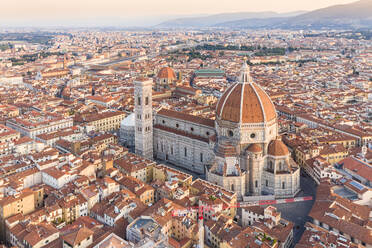 Luftaufnahme der Kathedrale von Florenz bei Sonnenaufgang, Florenz, Italien. - AAEF09592