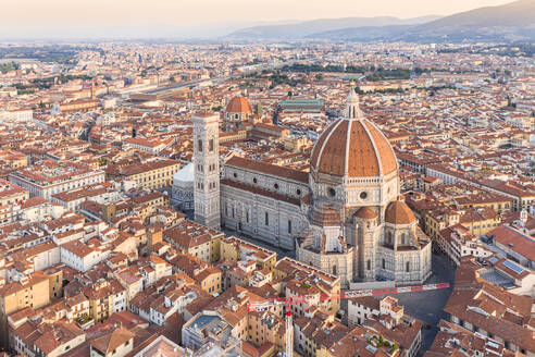 Luftaufnahme der Kathedrale von Florenz bei Sonnenaufgang, Florenz, Italien. - AAEF09592