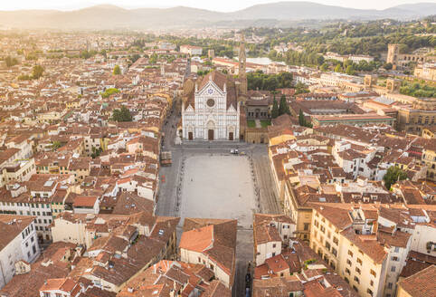 Luftaufnahme der Basilika von Santa Croce bei Sonnenaufgang in Florenz, Italien. - AAEF09595