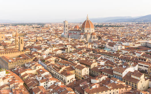 Luftaufnahme der Kathedrale von Florenz bei Sonnenaufgang, Florenz, Italien. - AAEF09596