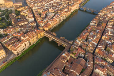 Luftaufnahme der Ponte Vecchio bei Sonnenaufgang, Florenz Italien. - AAEF09597