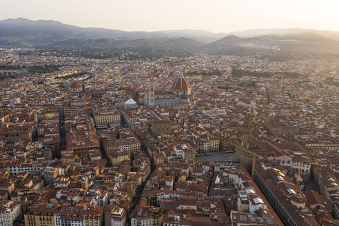 Luftaufnahme der orangefarbenen Dächer von Florenz bei Sonnenaufgang, Italien. - AAEF09598