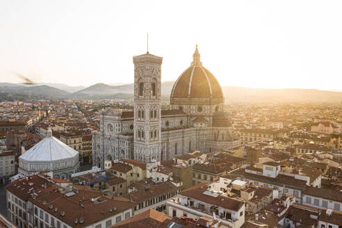 Luftaufnahme der Kathedrale von Florenz bei Sonnenaufgang, Florenz, Italien. - AAEF09599