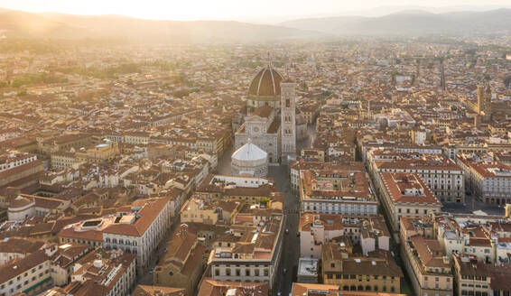 Luftaufnahme der Kathedrale von Florenz bei Sonnenaufgang, Florenz, Italien. - AAEF09601