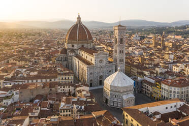 Luftaufnahme der Kathedrale von Florenz bei Sonnenaufgang, Florenz, Italien. - AAEF09602