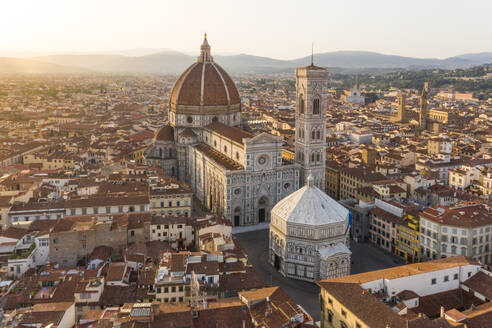 Luftaufnahme der Kathedrale von Florenz bei Sonnenaufgang, Florenz, Italien. - AAEF09602