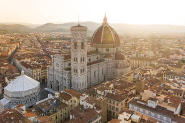 Luftaufnahme der Kathedrale von Florenz bei Sonnenaufgang, Florenz, Italien. - AAEF09603