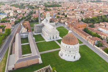 Luftaufnahme des schiefen Turms von Pisa bei Sonnenaufgang in Italien. - AAEF09604